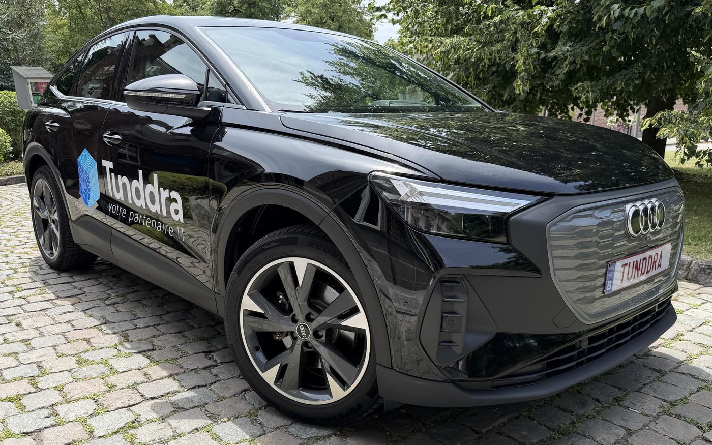Voiture d'intervention Tunddra — Audi Q4 e-tron floquée du logo, en déplacement chez les clients du Brabant wallon
